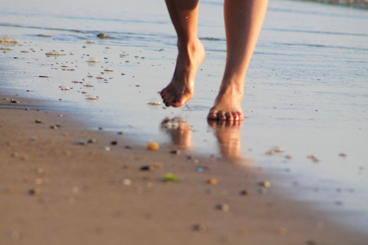 9 Health Fitness Benefits That ‘Walking Barefoot’ Can Offer You!